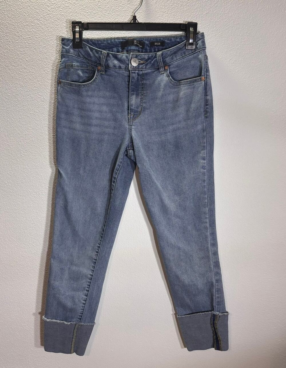 1822 Taylor Cuffed Skinny Jeans Size 8 Light Wash Stretch Denim Crop